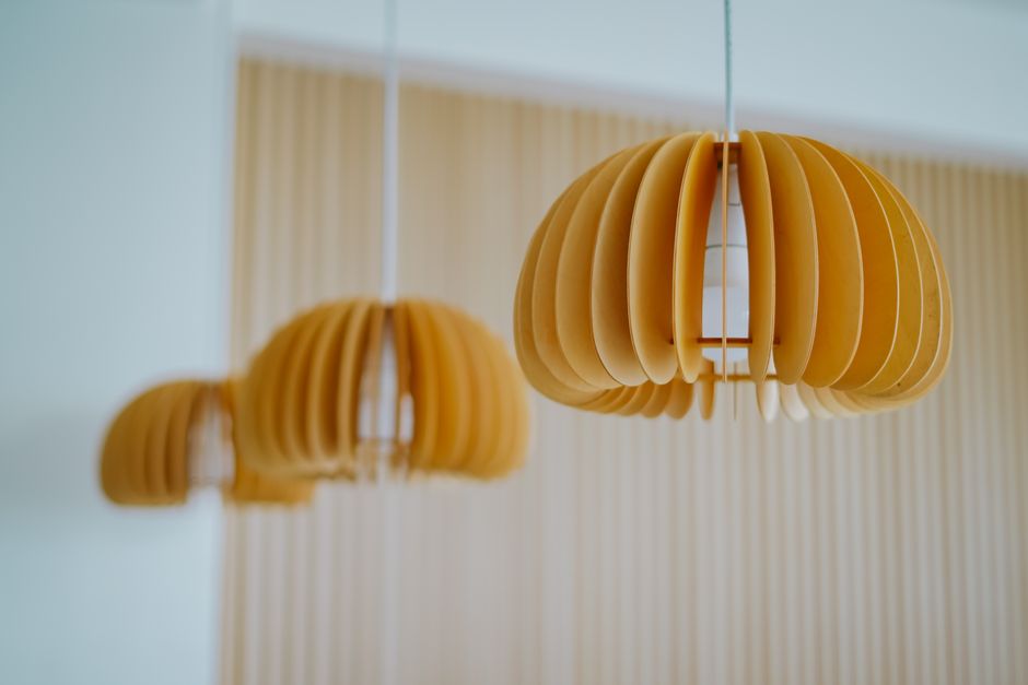 Een stijlvolle natuurlijke houten hanglamp die sfeer toevoegt aan een modern interieur.